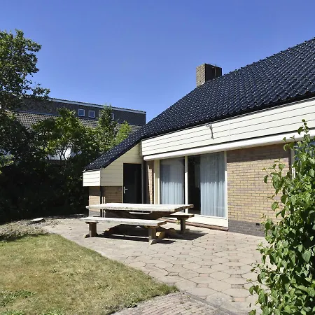 Spacious Holiday In With Garden *