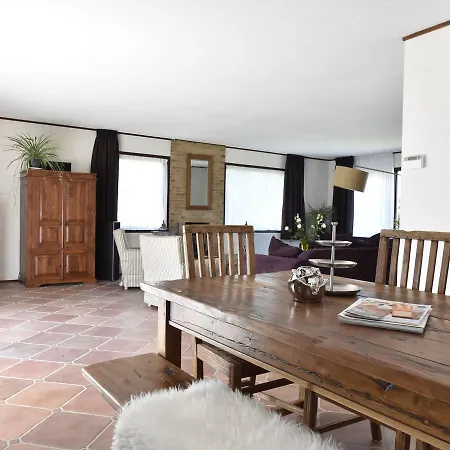 Spacious Holiday In With Garden *